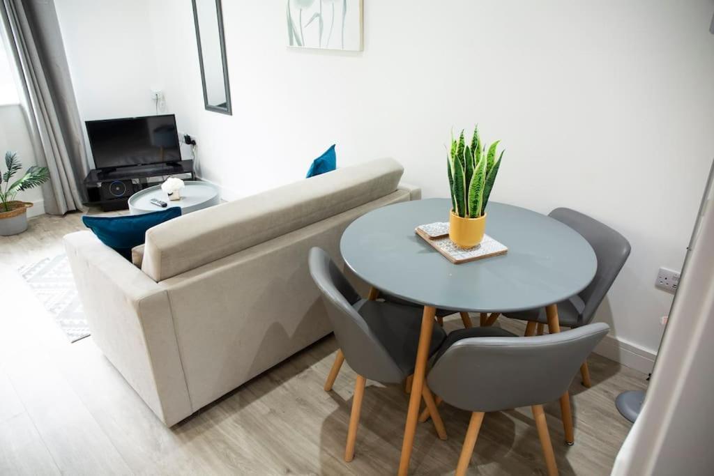 Bridge House Apartments - Free Parking Shottery Dış mekan fotoğraf